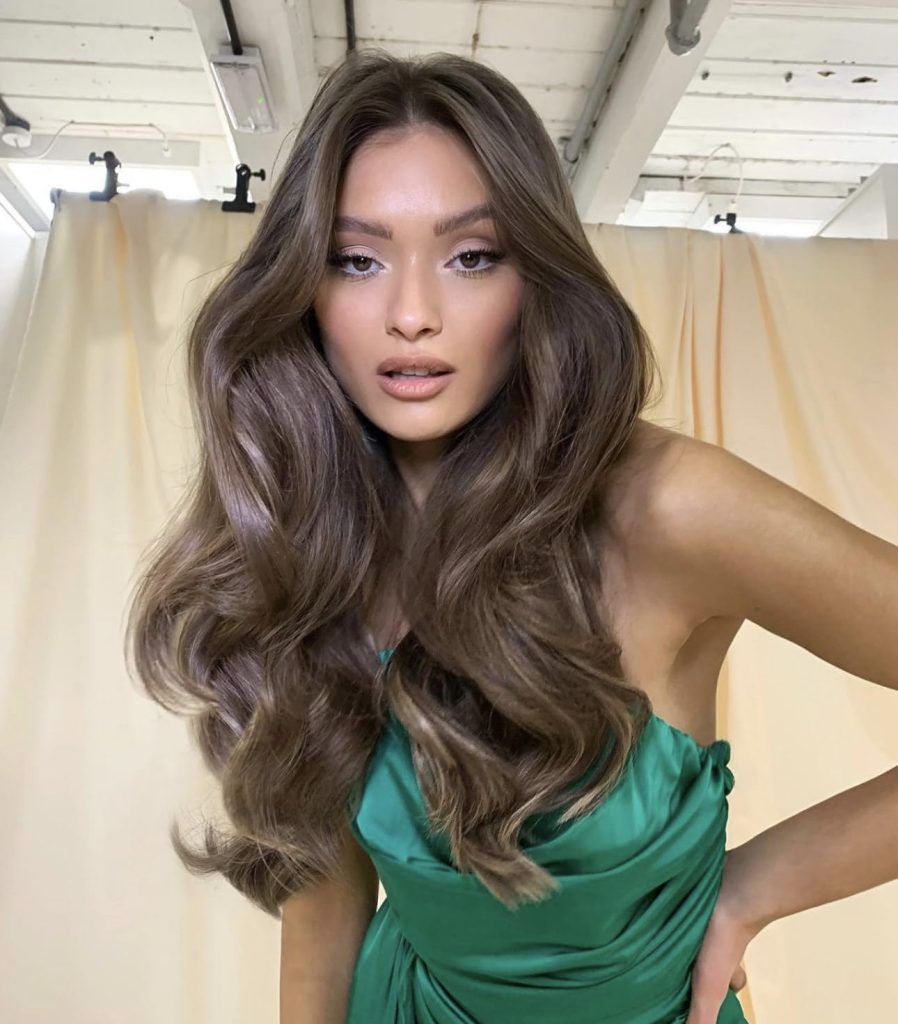 A lightweight texturizing spray that delivers instant volume, grip, and movement—without stiffness or residue. Perfect for achieving effortless, touchable hair that lasts all day.